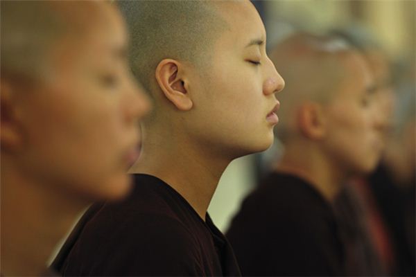 夢占い 女性僧侶の夢の意味とシンボル