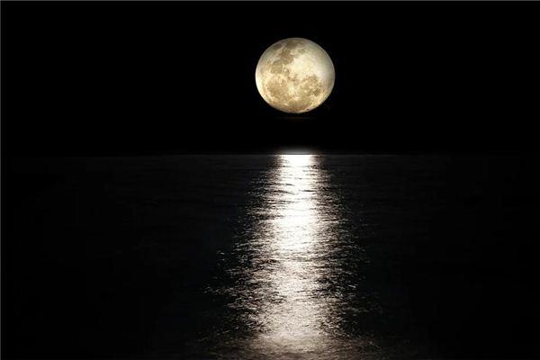 【夢占い】海から月が昇る夢の意味