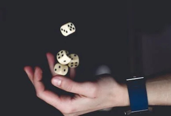 【夢占い】サイコロの夢の意味32選