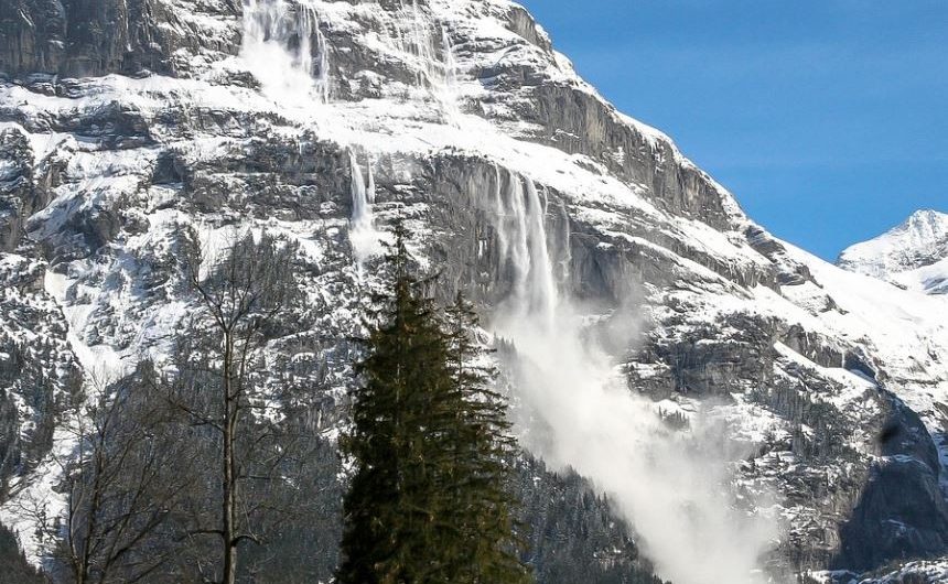 【夢占い】雪崩の夢の意味 8 選