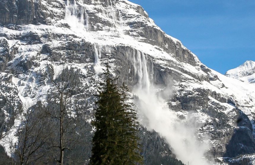 【夢占い】雪崩の夢の意味 8 選