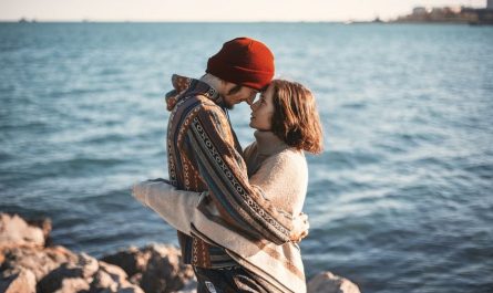 【夢占い】抱きしめる夢の意味 21 選