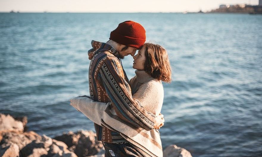 【夢占い】抱きしめる夢の意味 21 選