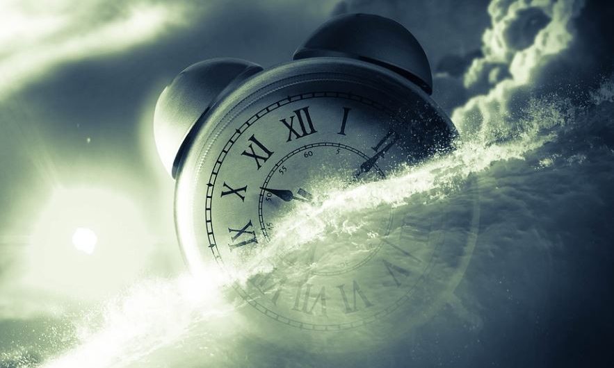 【夢占い】過去に戻る夢の意味 8 選