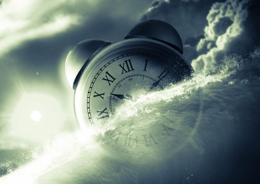 【夢占い】過去に戻る夢の意味 8 選