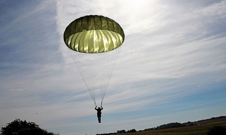 【夢占い】パラシュートの夢の意味 10 選