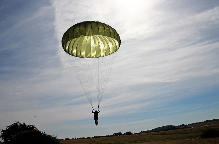 【夢占い】パラシュートの夢の意味 10 選