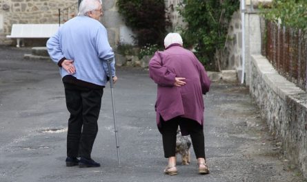 【夢占い】老人の夢の意味 11 選