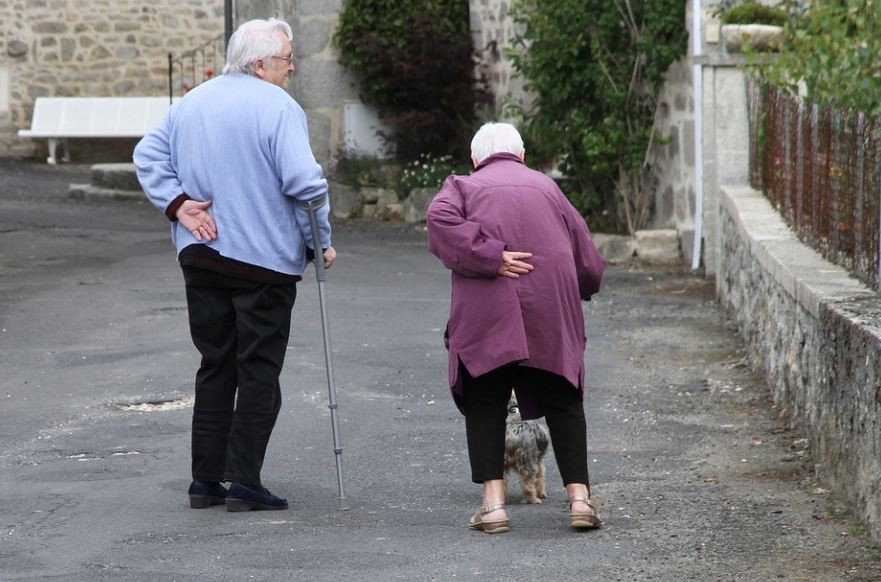 【夢占い】老人の夢の意味 11 選