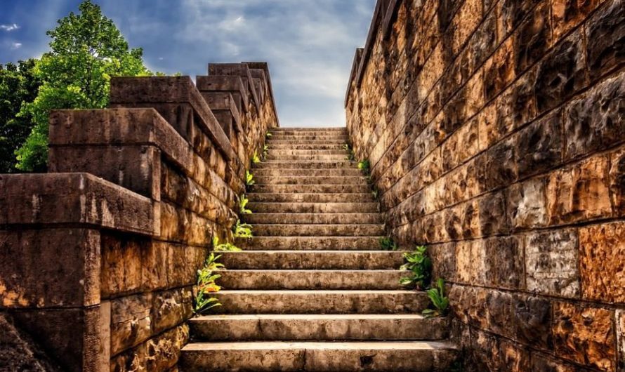 【夢占い】階段を上る夢の意味 10 選