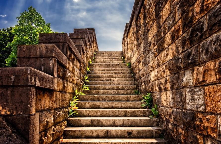 【夢占い】階段を上る夢の意味 10 選