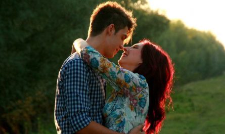 【夢占い】知らない人にキスする夢の意味 16 選