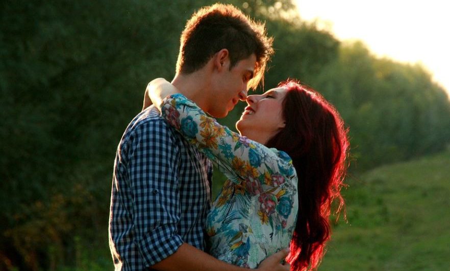 【夢占い】知らない人にキスする夢の意味 16 選