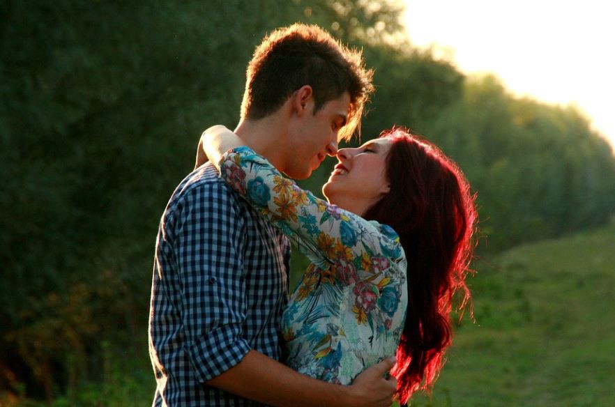 【夢占い】知らない人にキスする夢の意味 16 選