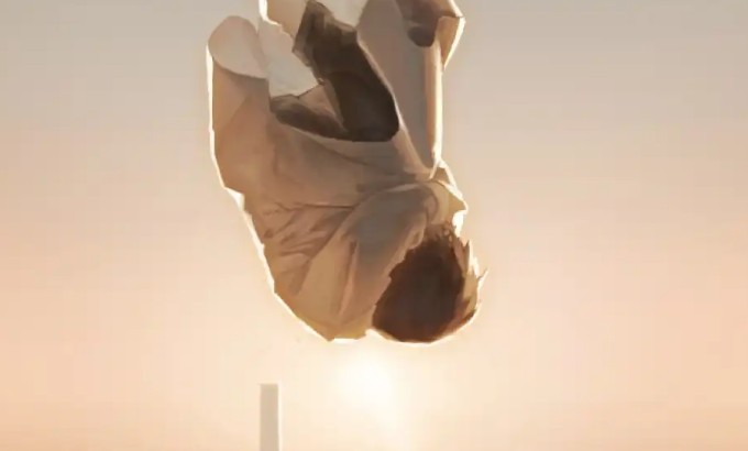 【夢占い】落ちそうになる夢の意味 14 選