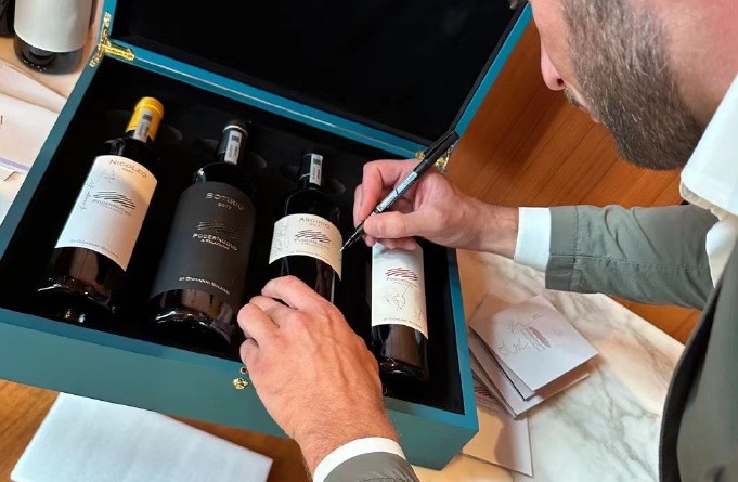 【夢占い】お酒のプレゼントを受け取る夢の意味 12 選