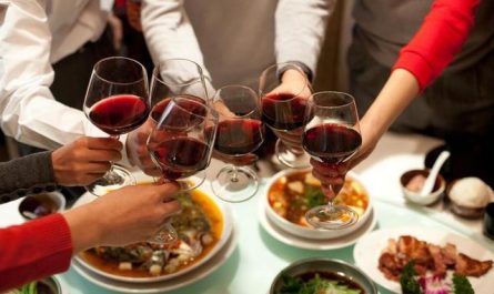 【夢占い】飲む夢を見るの意味 48 選