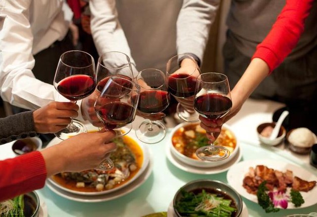 【夢占い】飲む夢を見るの意味 48 選