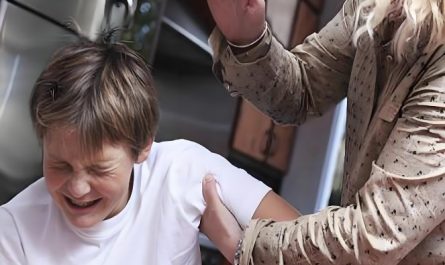 【夢占い】家族を殴る夢の意味 12 選