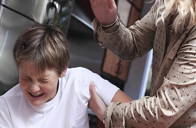 【夢占い】家族を殴る夢の意味 12 選