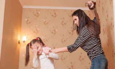 【夢占い】母親に殴られる夢を見るの意味 8 選