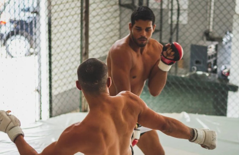 【夢占い】知らない人に殴られる夢の意味 8 選