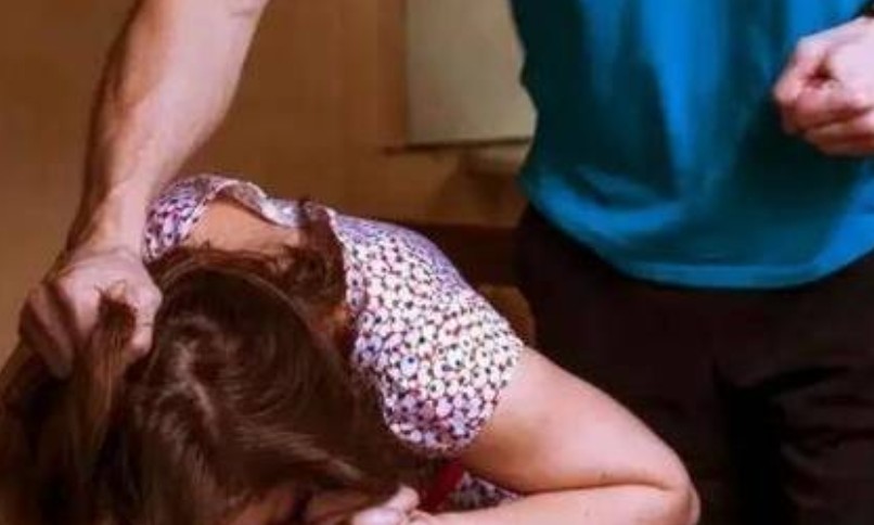 【夢占い】家族に殴られる夢の意味 18 選