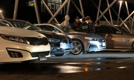 【夢占い】車がバックする夢を見るの意味 16 選