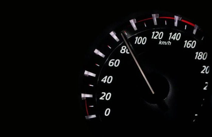 【夢占い】車が突然加速する夢を見るの意味 21 選