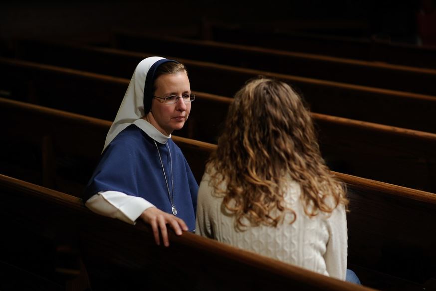 【夢占い】修道女の夢に関する15の解釈