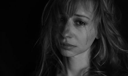 【夢占い】泣く夢の23の解釈:愛する人が泣いている夢