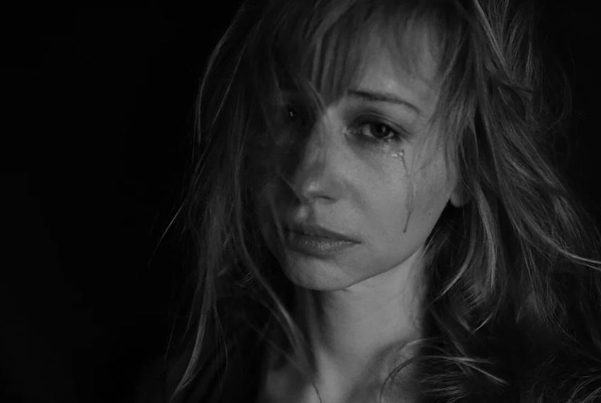 【夢占い】泣く夢の23の解釈:愛する人が泣いている夢