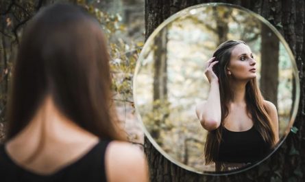 【夢占い】鏡を見る夢の27の解釈:鏡の前で自分が美しい夢