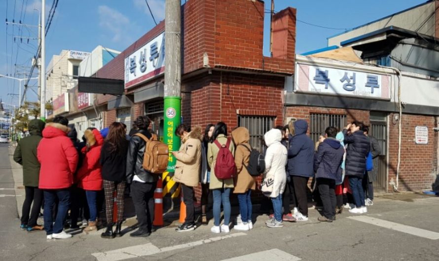 【夢占い】列に並ぶ夢にはどんな意味があるのでしょうか？関連する16の解釈。