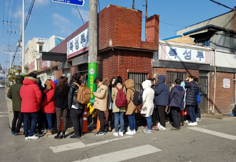 【夢占い】列に並ぶ夢にはどんな意味があるのでしょうか？関連する16の解釈。