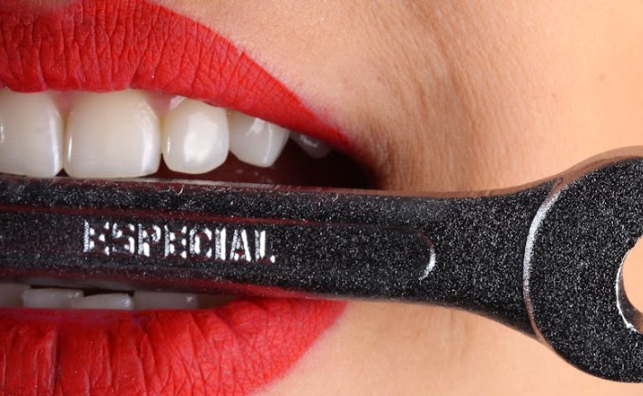 【夢占い】歯が抜ける夢の11の解釈