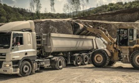 【夢占い】重機を運転する夢の12の解釈