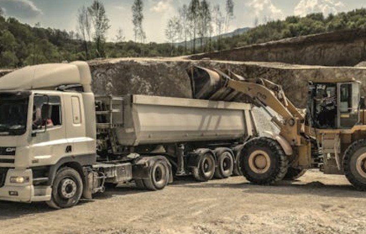 【夢占い】重機を運転する夢の12の解釈