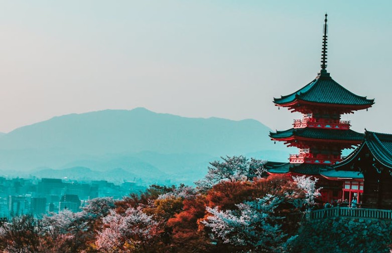 【夢占い】寺院で食事をする夢の解釈20選