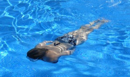 【夢占い】友人が溺れる夢の8つの解釈