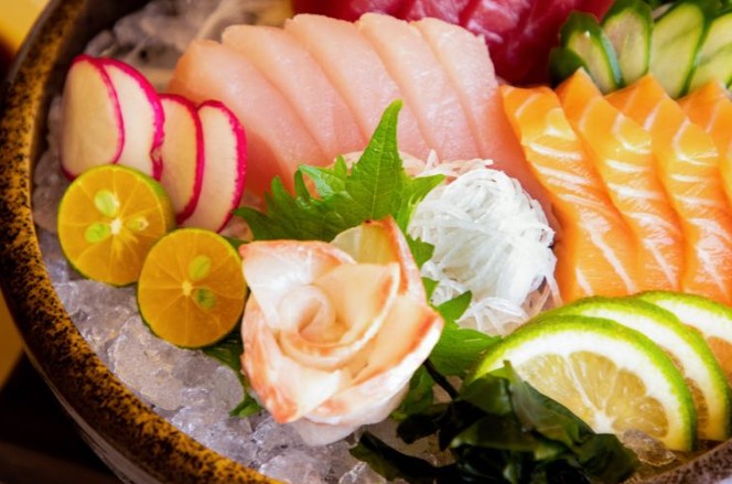 【夢占い】刺身を食べる夢の17の解釈