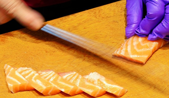 【夢占い】生魚を切る夢の8つの解釈