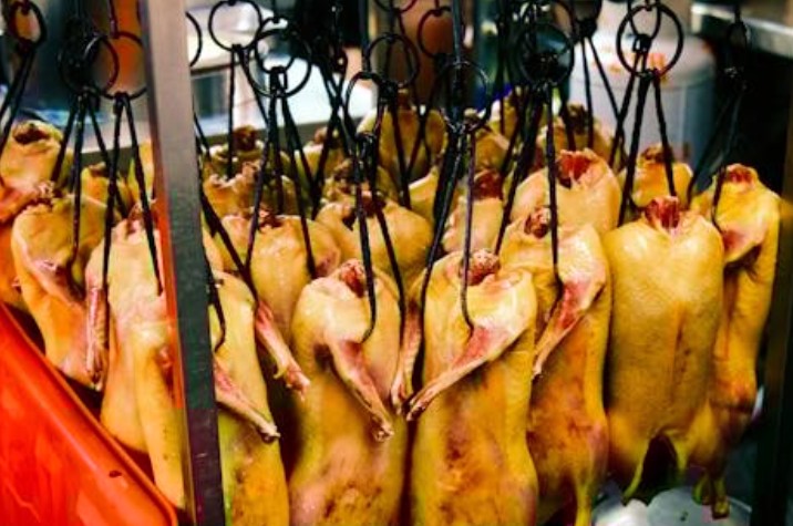 【夢占い】アヒル肉を食べる夢が持つ9つの意味